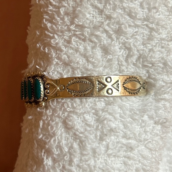 Vintage ZUNI Native American Needlepoint Sterling Bangle~15 Stones~Hammered side - Picture 5 of 10